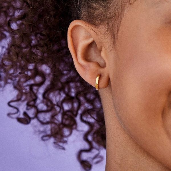 bauble-bar-trend-accessories-tori-18k-gold-kids-huggie-hoop-earrings-32435331858519_720x bauble-bar-trend-accessories-tori-18k-gold-kids-huggie-hoop-earrings-32435331858519_720x